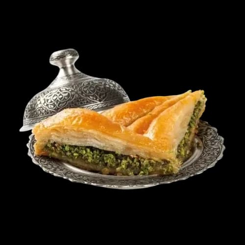 Angeschnittenes Pistazien-Baklava auf einem Silbertablett