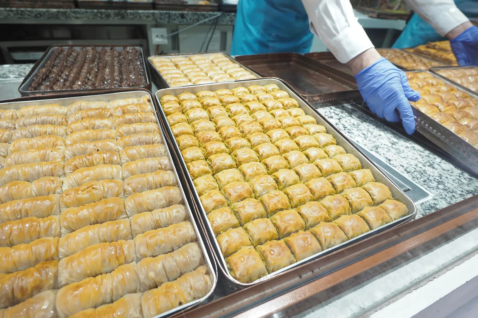 Frisch gebackene Baklava-Bleche werden in der Backstube von Lezzeti Antep vorbereitet
